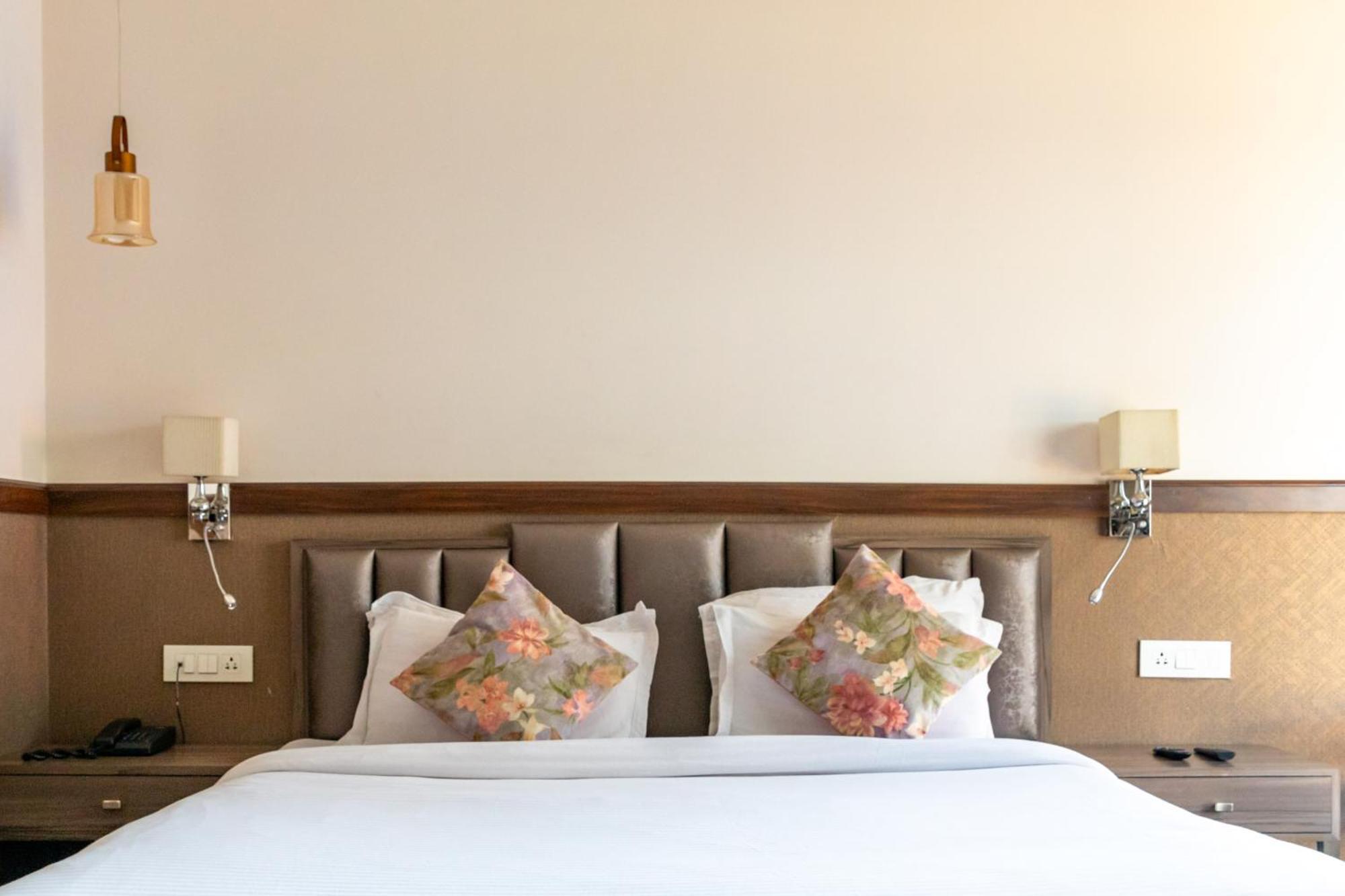 Hotel Alaya Dehradun Eksteriør bilde